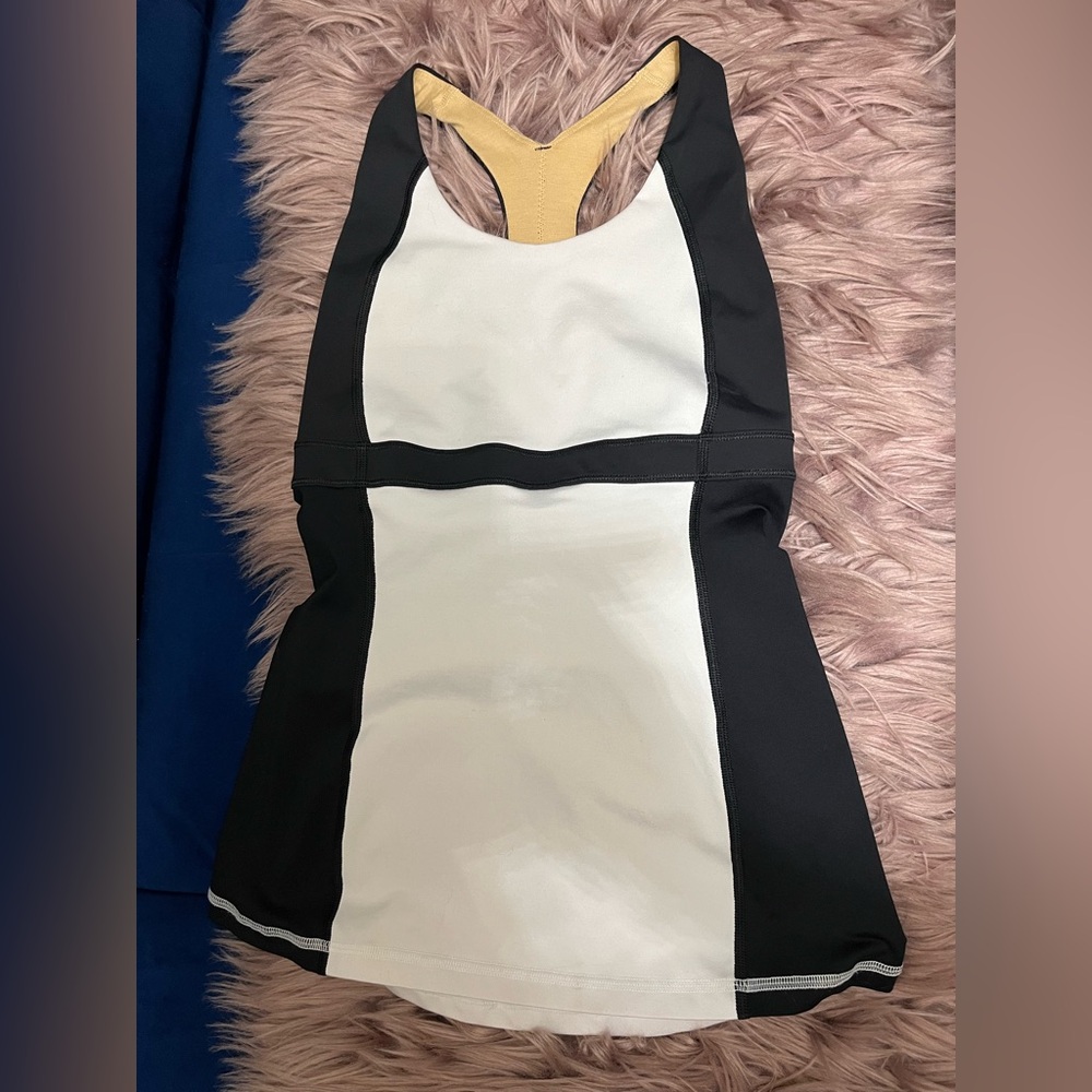 LULU LEMON Balck and White tank
